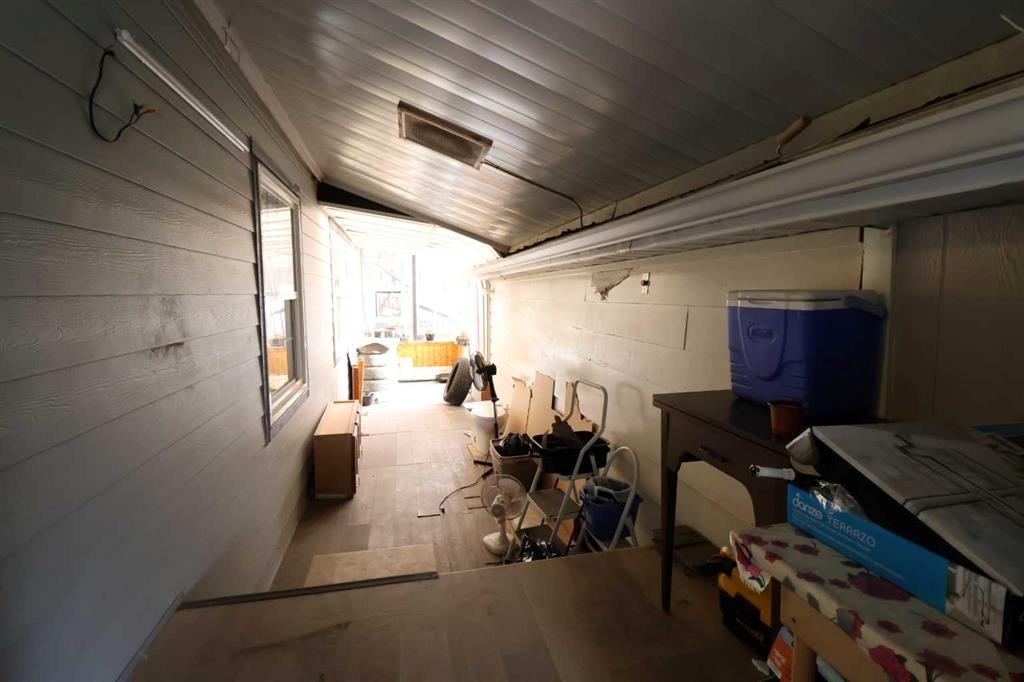 317 4 St, Bow Island, AB - Indoor