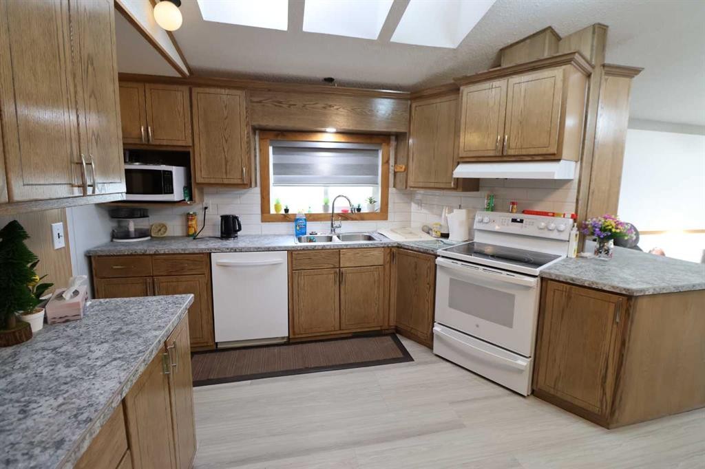 317 4 St, Bow Island, AB - Indoor Photo Showing Kitchen With Double Sink