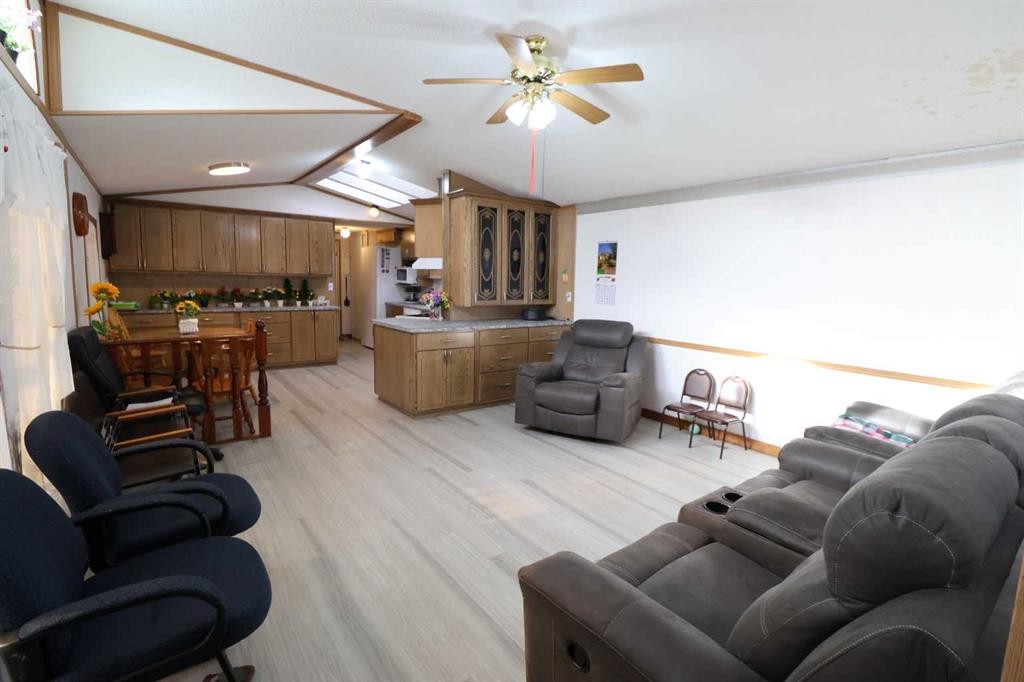 317 4 St, Bow Island, AB - Indoor Photo Showing Living Room