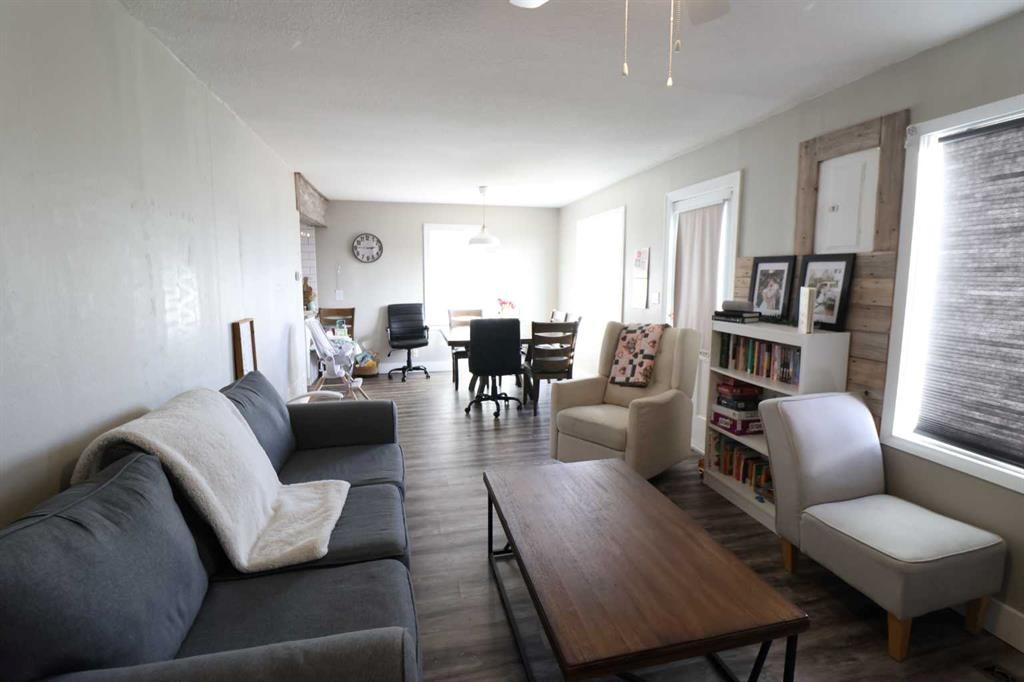 5009 41 Ave, Taber, AB - Indoor Photo Showing Living Room