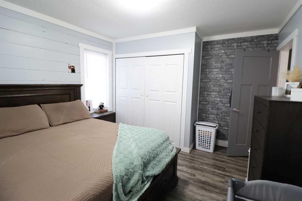 5009 41 Ave, Taber, AB - Indoor Photo Showing Bedroom