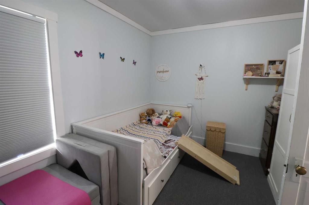 5009 41 Ave, Taber, AB - Indoor Photo Showing Bedroom