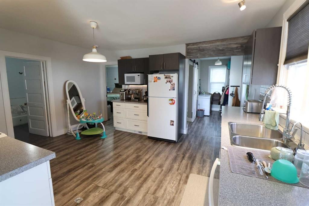 5009 41 Ave, Taber, AB - Indoor Photo Showing Kitchen With Double Sink