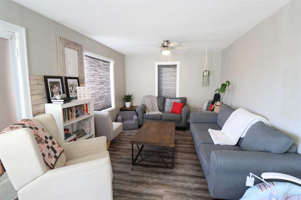 5009 41 Ave, Taber, AB - Indoor Photo Showing Living Room