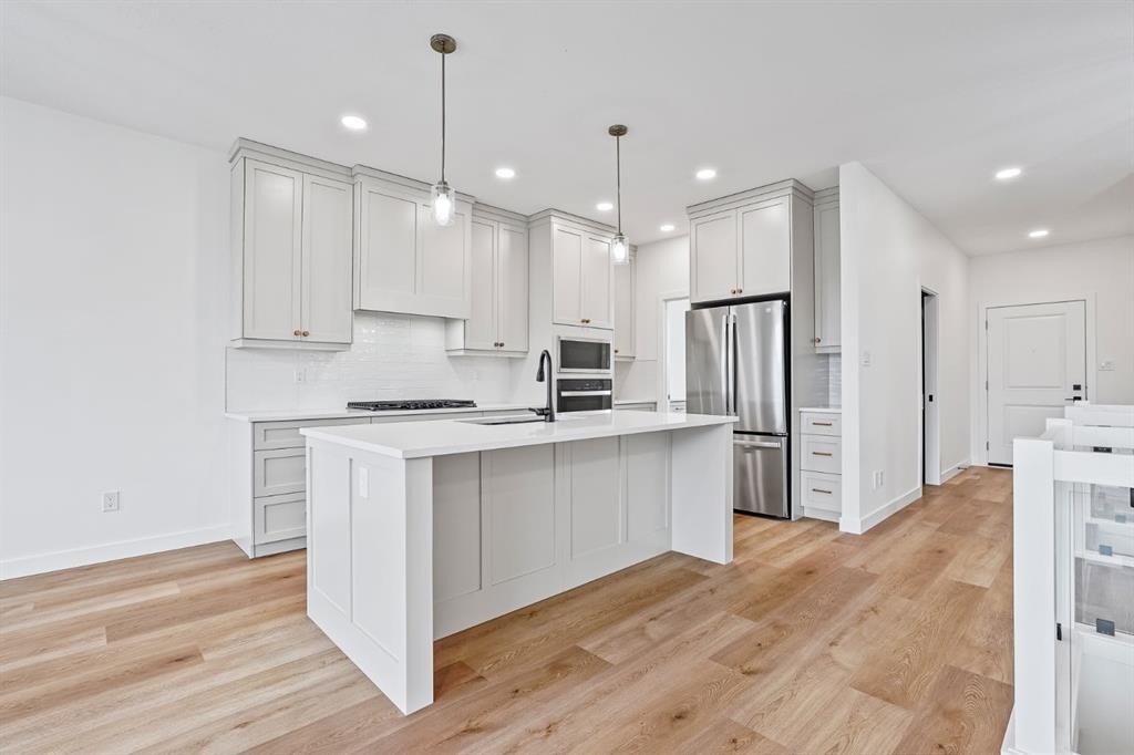 383 Caledonia Boulevard West, Lethbridge, AB - Indoor Photo Showing Kitchen With Stainless Steel Kitchen With Upgraded Kitchen