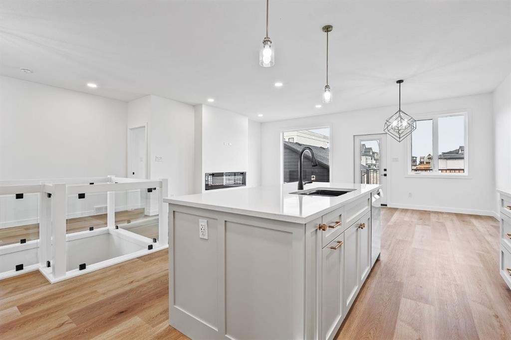 383 Caledonia Boulevard West, Lethbridge, AB - Indoor Photo Showing Kitchen