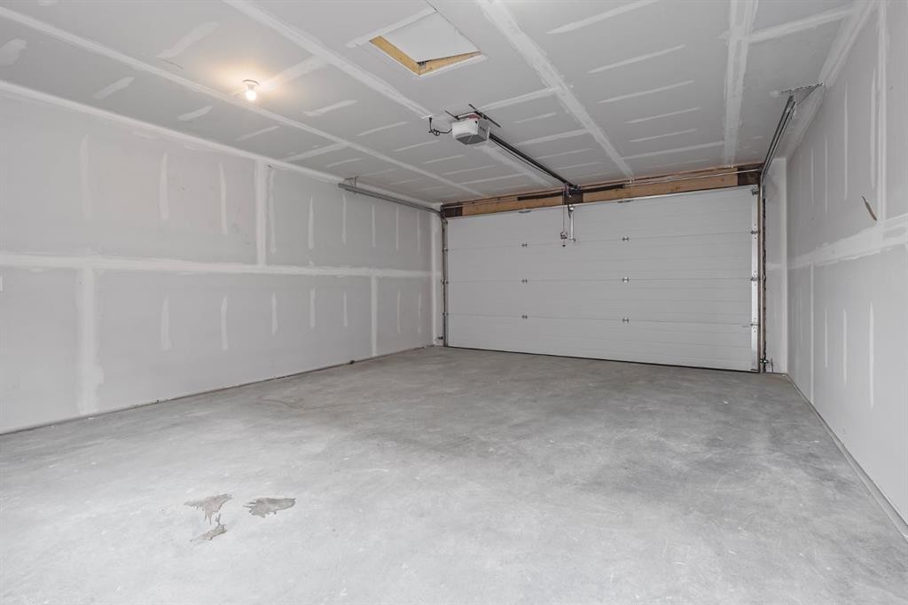 383 Caledonia Boulevard West, Lethbridge, AB - Indoor Photo Showing Garage