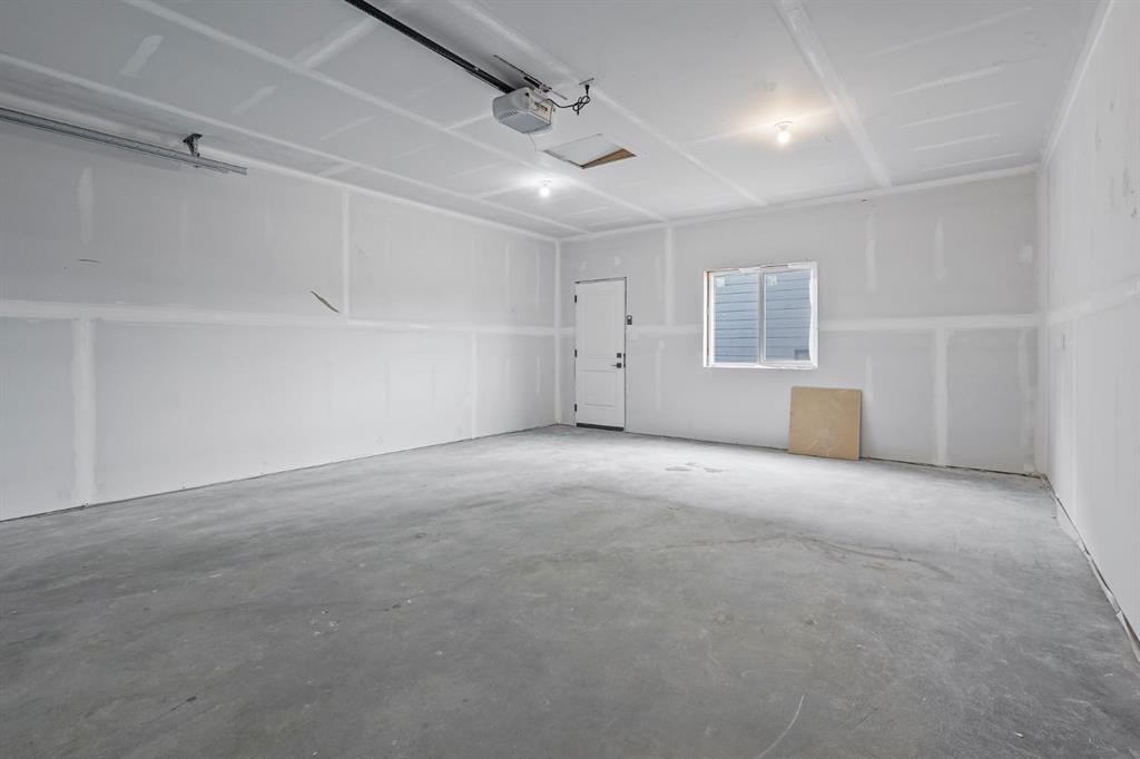 383 Caledonia Boulevard West, Lethbridge, AB - Indoor Photo Showing Garage