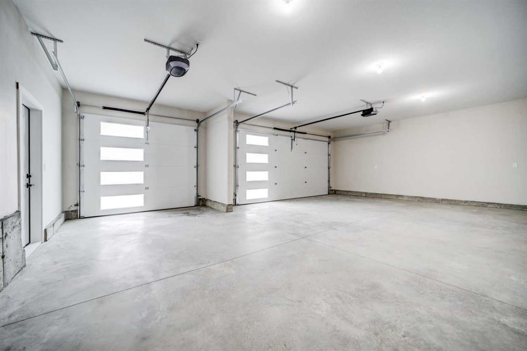4517 40 Avenue South, Lethbridge, AB - Indoor Photo Showing Garage