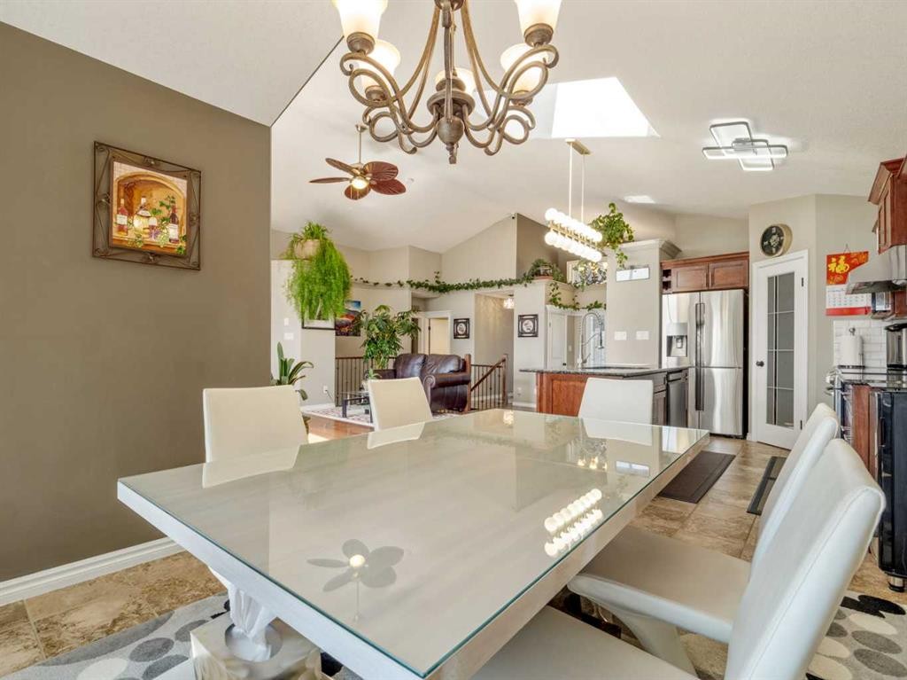 314 Couleesprings Terrace South, Lethbridge, AB - Indoor Photo Showing Dining Room