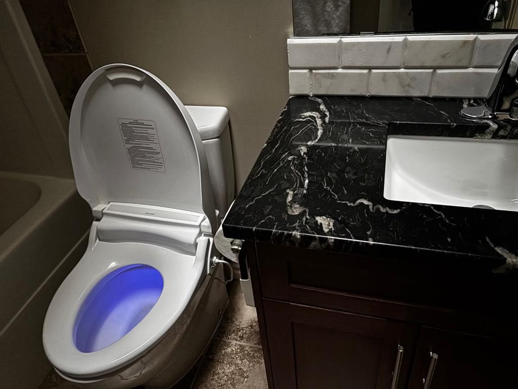 314 Couleesprings Terrace South, Lethbridge, AB - Indoor Photo Showing Bathroom