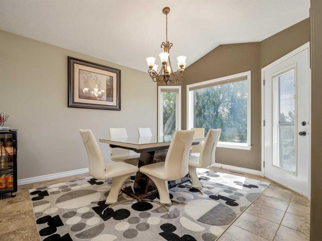 314 Couleesprings Terrace South, Lethbridge, AB - Indoor Photo Showing Dining Room