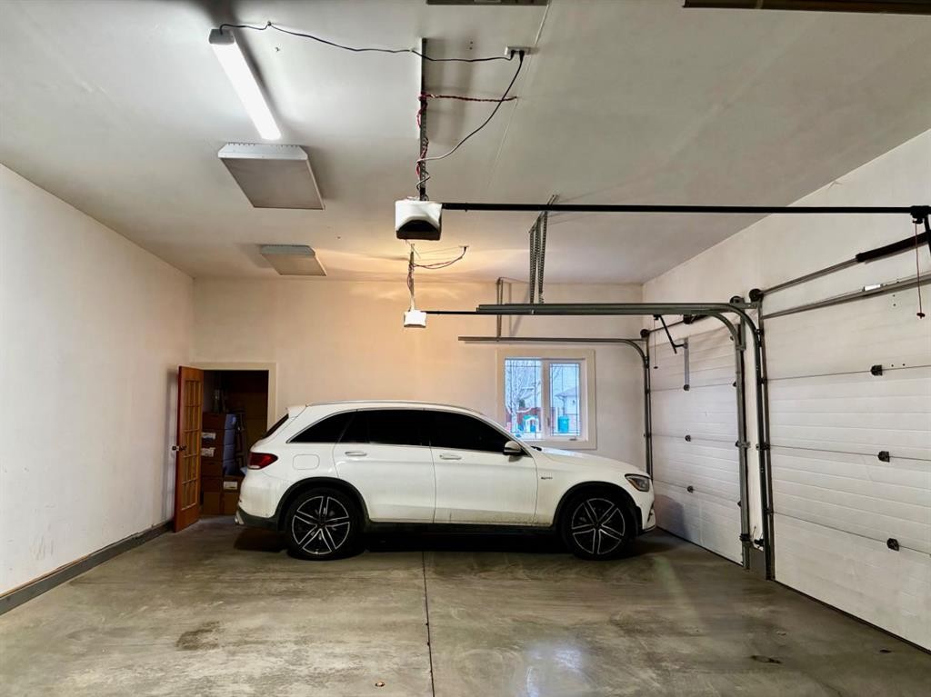 314 Couleesprings Terrace South, Lethbridge, AB - Indoor Photo Showing Garage