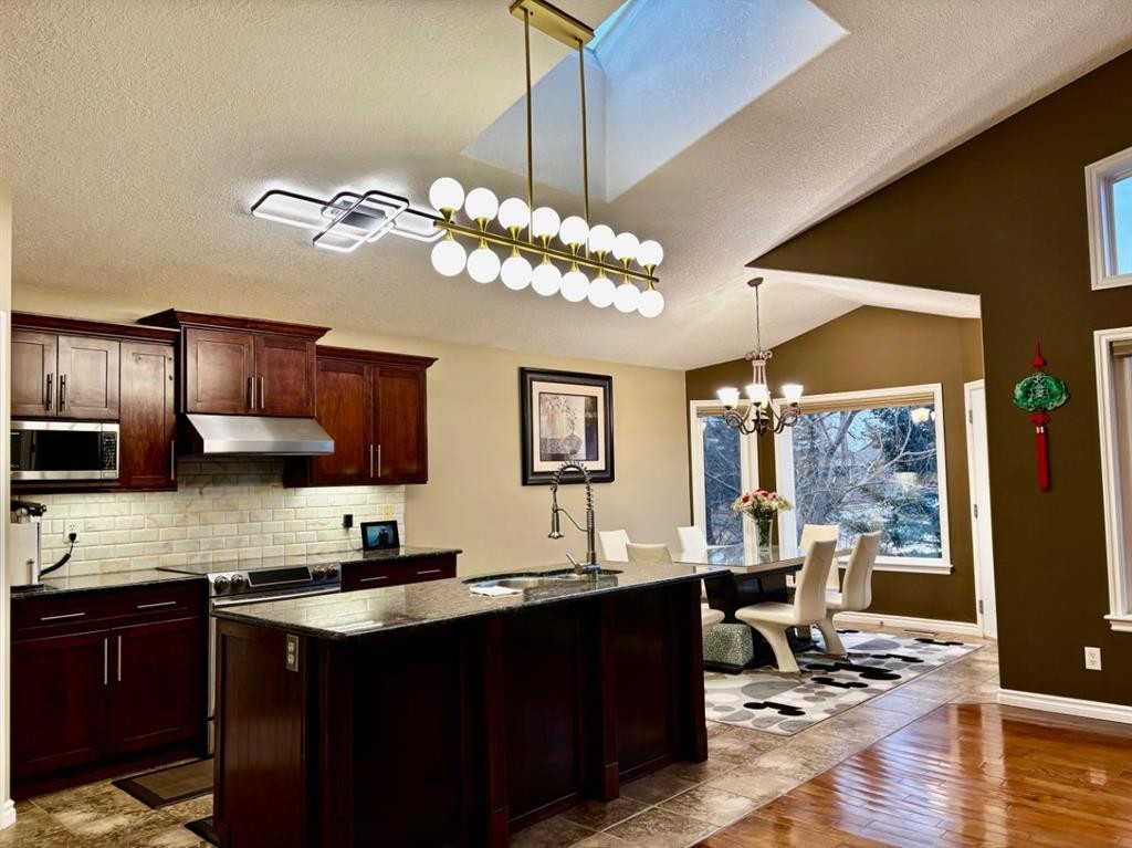 314 Couleesprings Terrace South, Lethbridge, AB - Indoor Photo Showing Kitchen With Upgraded Kitchen