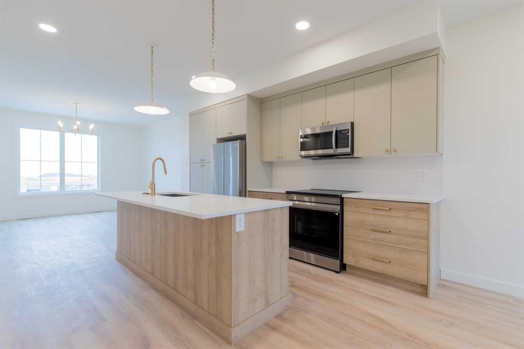 2817 16 Avenue, Coaldale, AB - Indoor Photo Showing Kitchen With Upgraded Kitchen