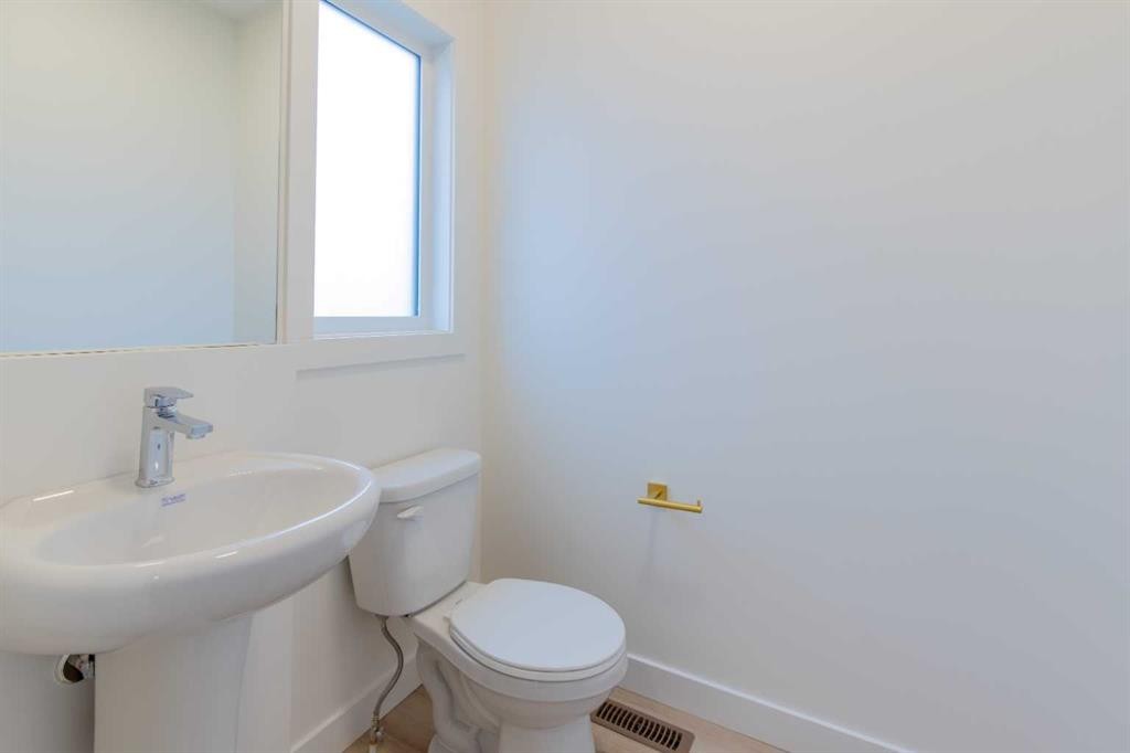 2817 16 Avenue, Coaldale, AB - Indoor Photo Showing Bathroom