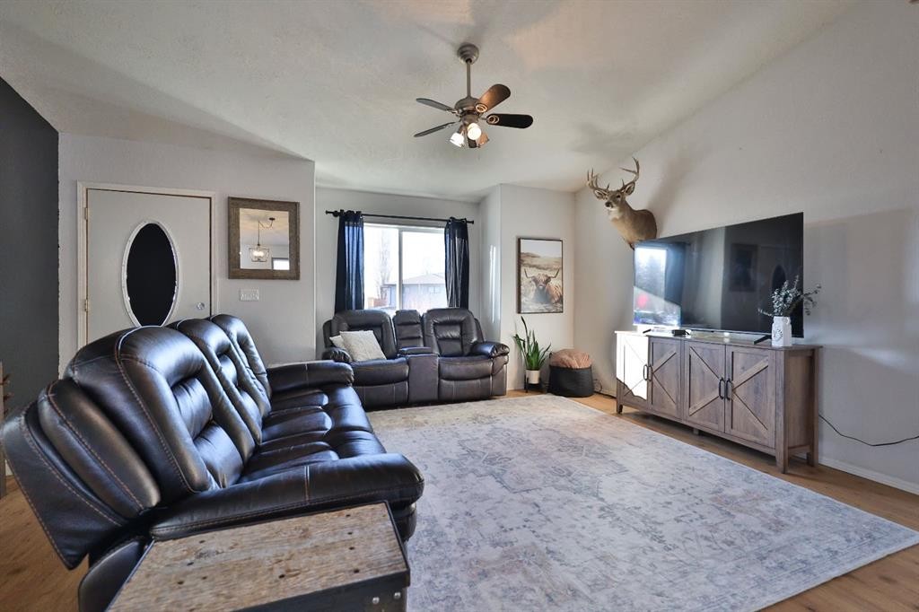 14 Mountview Place, Granum, AB - Indoor Photo Showing Living Room