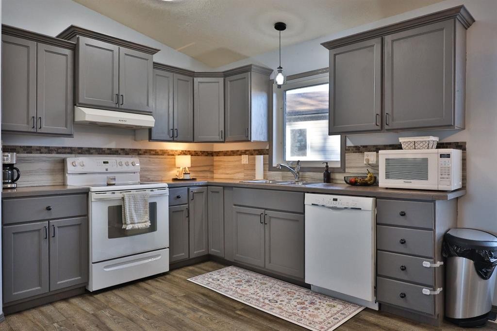 14 Mountview Place, Granum, AB - Indoor Photo Showing Kitchen With Double Sink