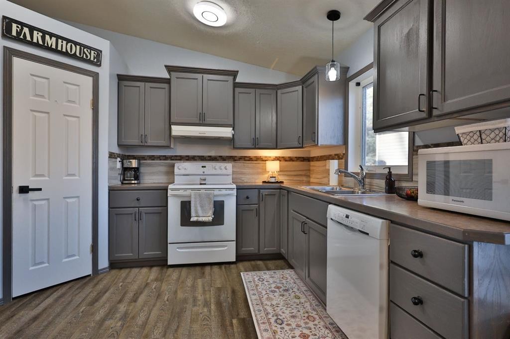 14 Mountview Place, Granum, AB - Indoor Photo Showing Kitchen With Double Sink