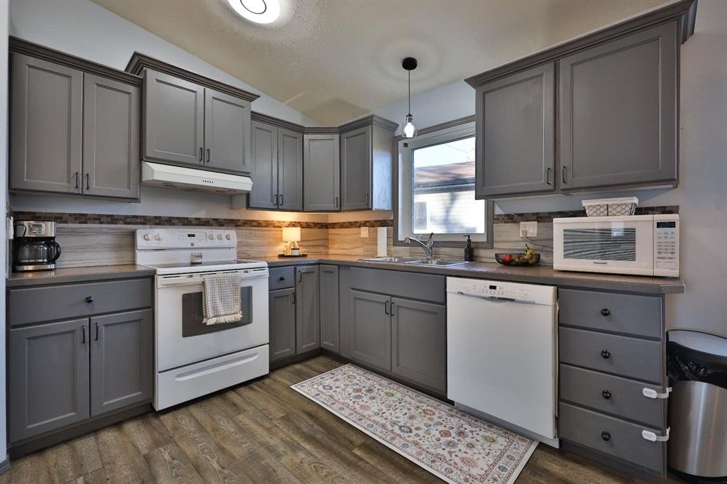 14 Mountview Place, Granum, AB - Indoor Photo Showing Kitchen With Double Sink