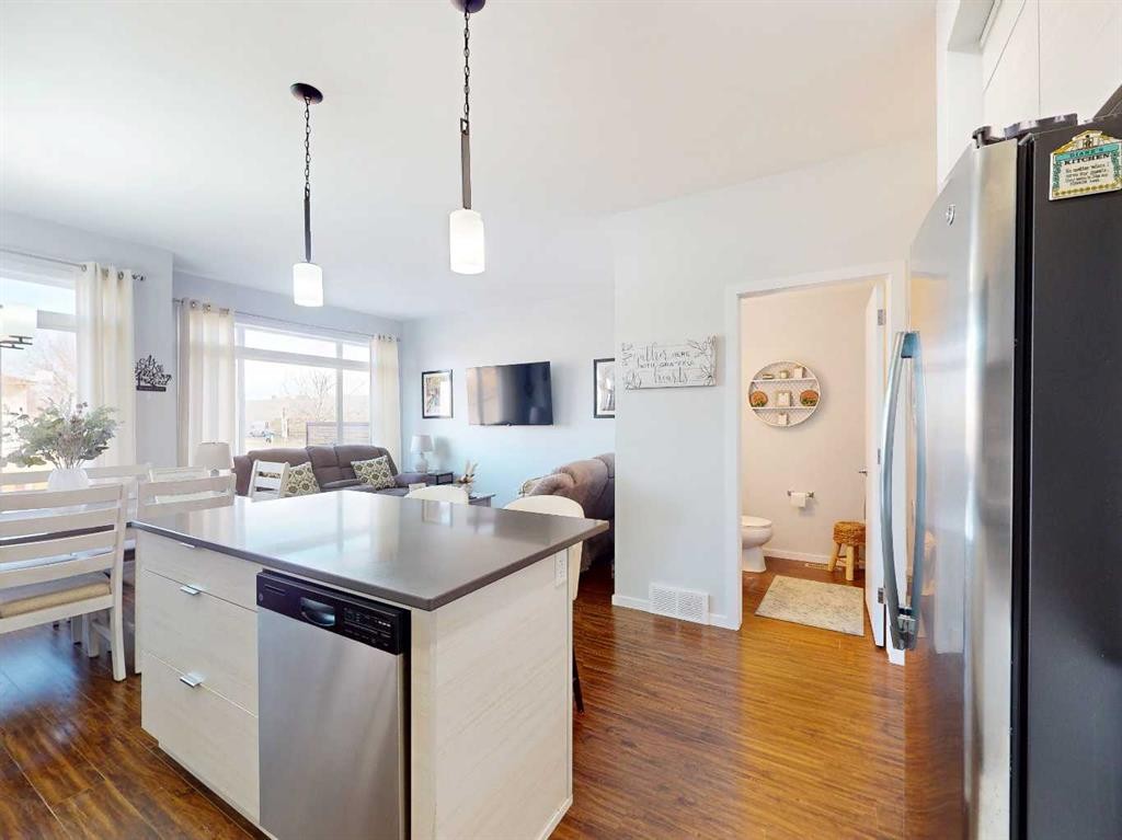 3-402 Highlands Boulevard West, Lethbridge, AB - Indoor Photo Showing Kitchen