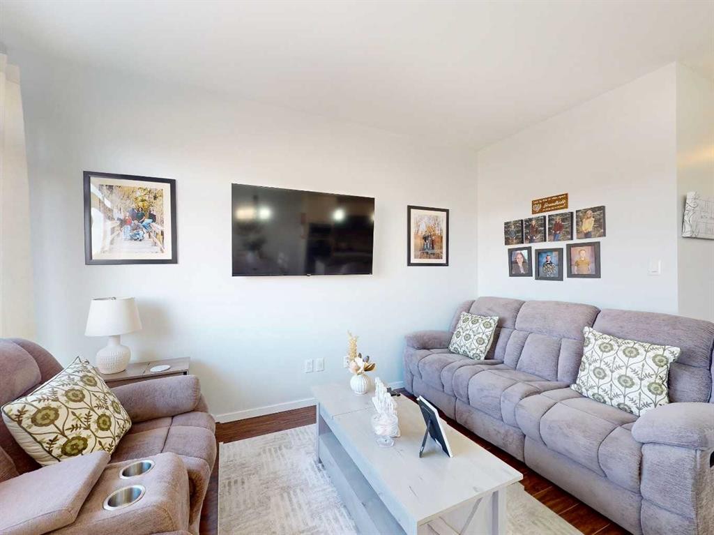 3-402 Highlands Boulevard West, Lethbridge, AB - Indoor Photo Showing Living Room