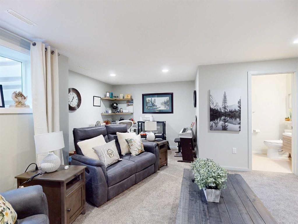 3-402 Highlands Boulevard West, Lethbridge, AB - Indoor Photo Showing Living Room