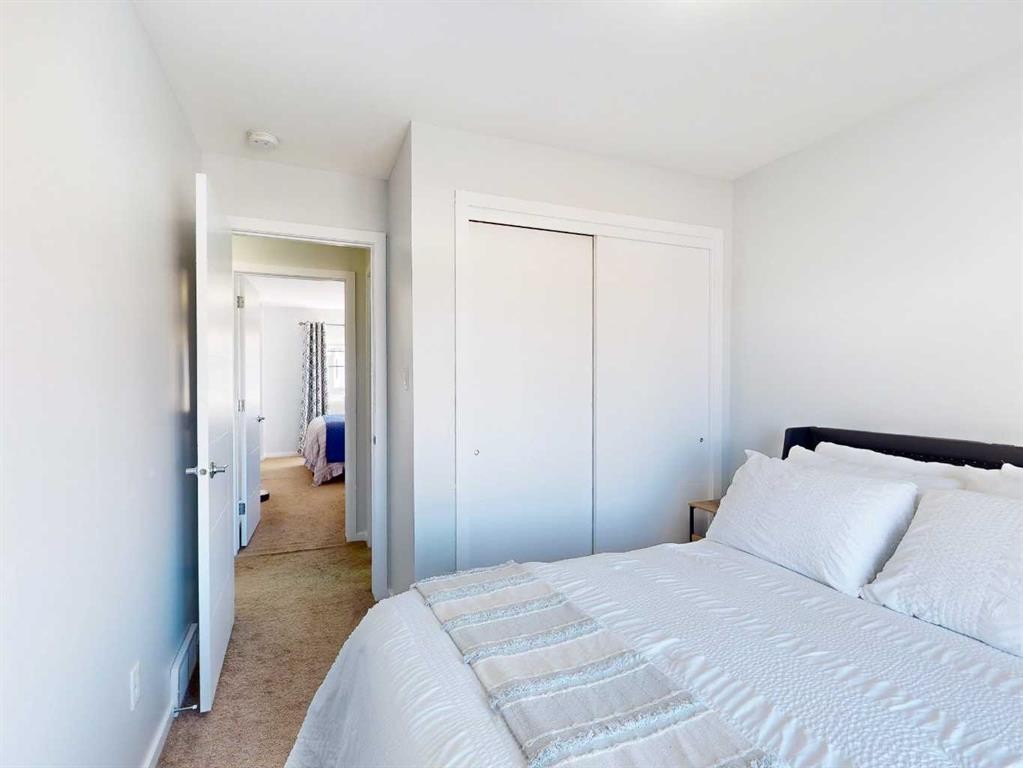 3-402 Highlands Boulevard West, Lethbridge, AB - Indoor Photo Showing Bedroom