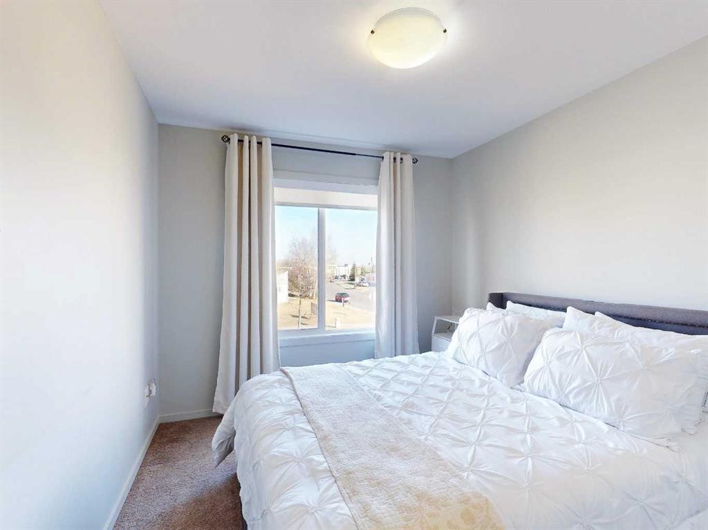 3-402 Highlands Boulevard West, Lethbridge, AB - Indoor Photo Showing Bedroom