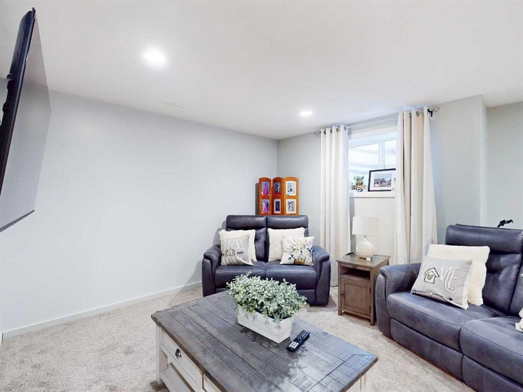 3-402 Highlands Boulevard West, Lethbridge, AB - Indoor Photo Showing Living Room