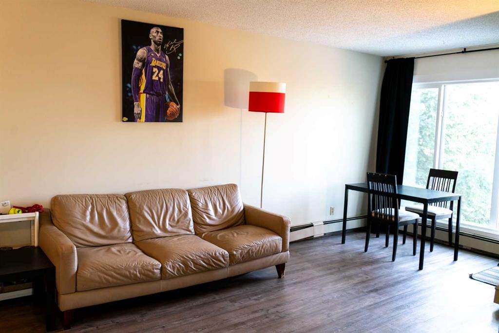 312-75 Temple Boulevard West, Lethbridge, AB - Indoor Photo Showing Living Room