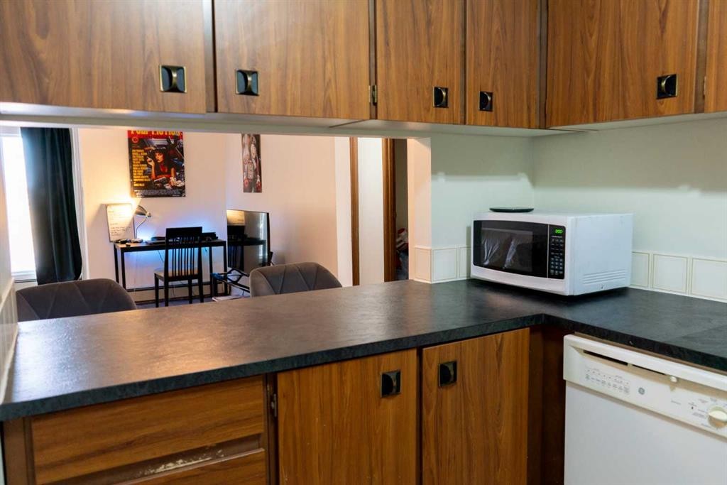 312-75 Temple Boulevard West, Lethbridge, AB - Indoor Photo Showing Kitchen