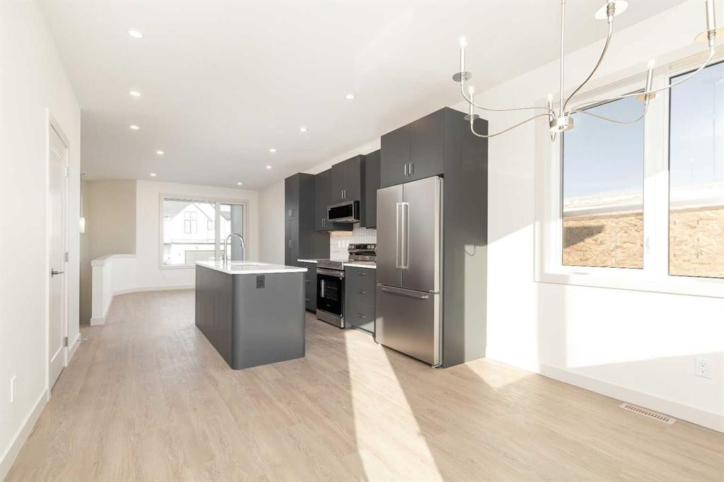 566 Malahat Green West, Lethbridge, AB - Indoor Photo Showing Kitchen With Stainless Steel Kitchen With Upgraded Kitchen