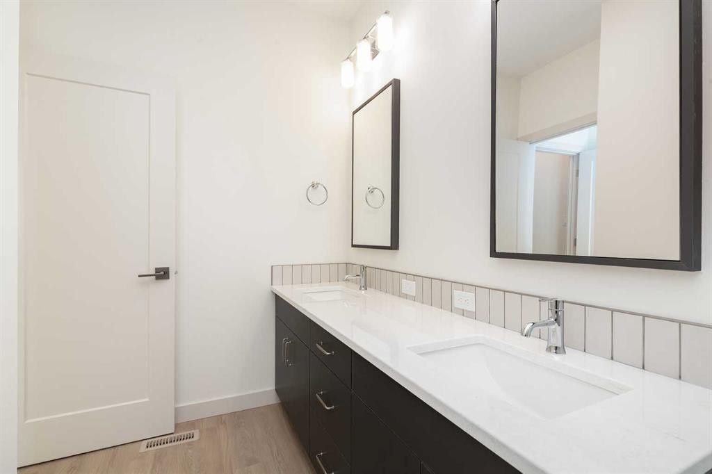 566 Malahat Green West, Lethbridge, AB - Indoor Photo Showing Bathroom