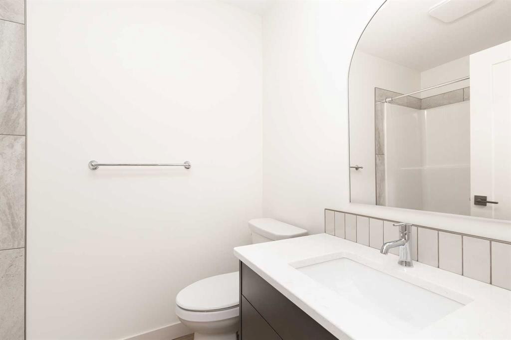 566 Malahat Green West, Lethbridge, AB - Indoor Photo Showing Bathroom