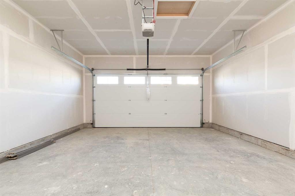 566 Malahat Green West, Lethbridge, AB - Indoor Photo Showing Garage