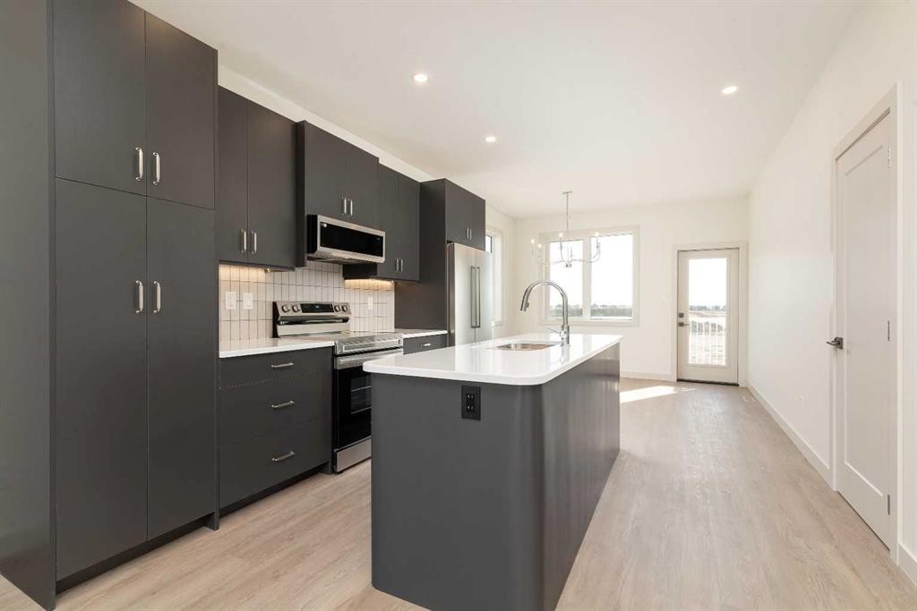 566 Malahat Green West, Lethbridge, AB - Indoor Photo Showing Kitchen With Upgraded Kitchen