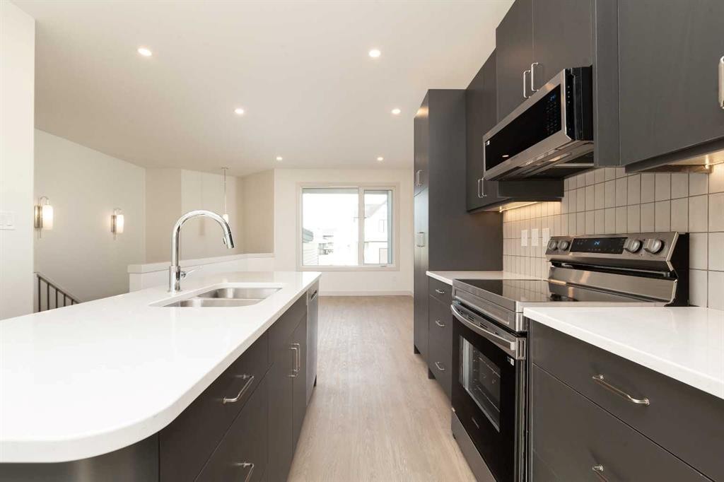 566 Malahat Green West, Lethbridge, AB - Indoor Photo Showing Kitchen With Double Sink With Upgraded Kitchen