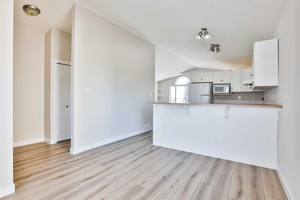 19 Heritage Lane West, Lethbridge, AB - Indoor Photo Showing Kitchen