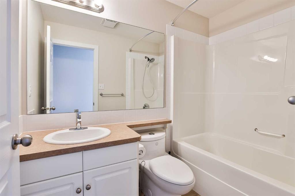 19 Heritage Lane West, Lethbridge, AB - Indoor Photo Showing Bathroom
