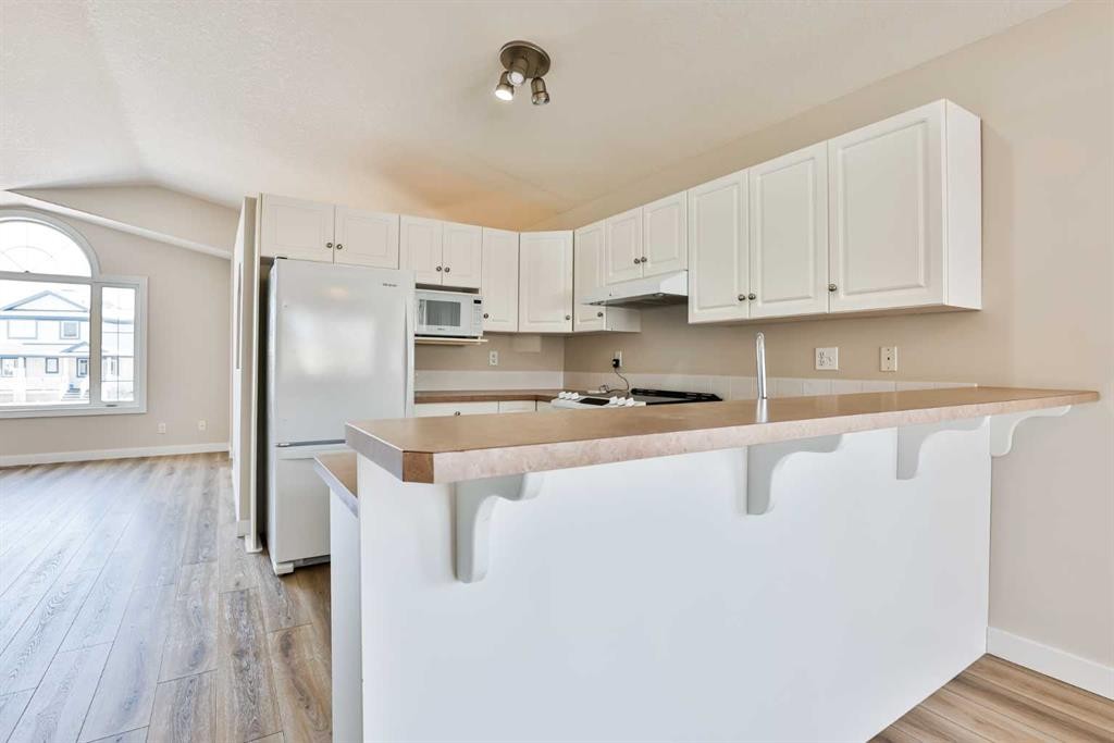 19 Heritage Lane West, Lethbridge, AB - Indoor Photo Showing Kitchen