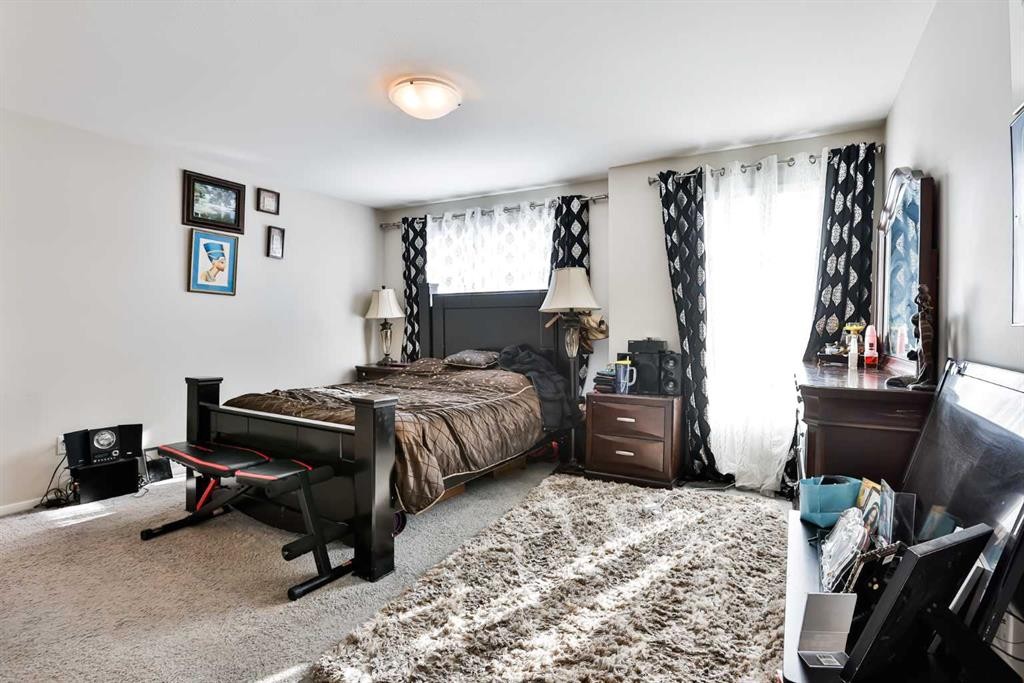 405 Moonlight Way West, Lethbridge, AB - Indoor Photo Showing Bedroom