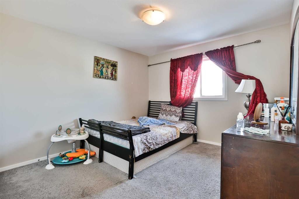 405 Moonlight Way West, Lethbridge, AB - Indoor Photo Showing Bedroom
