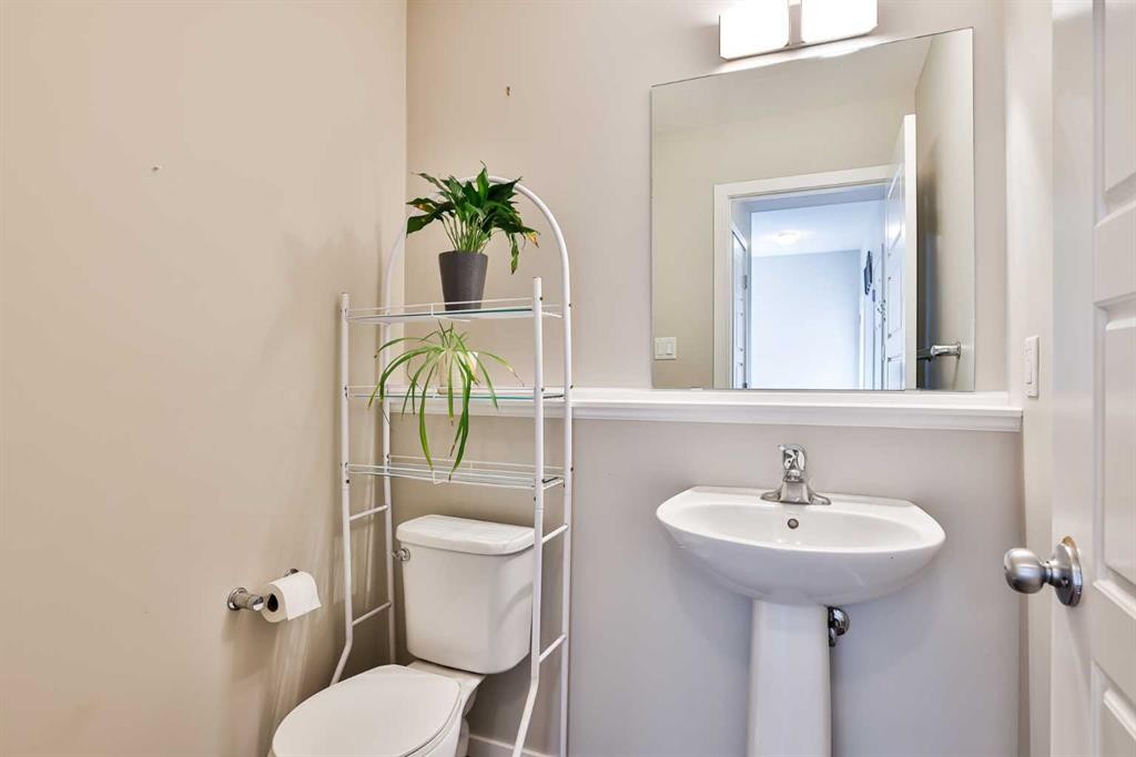 405 Moonlight Way West, Lethbridge, AB - Indoor Photo Showing Bathroom