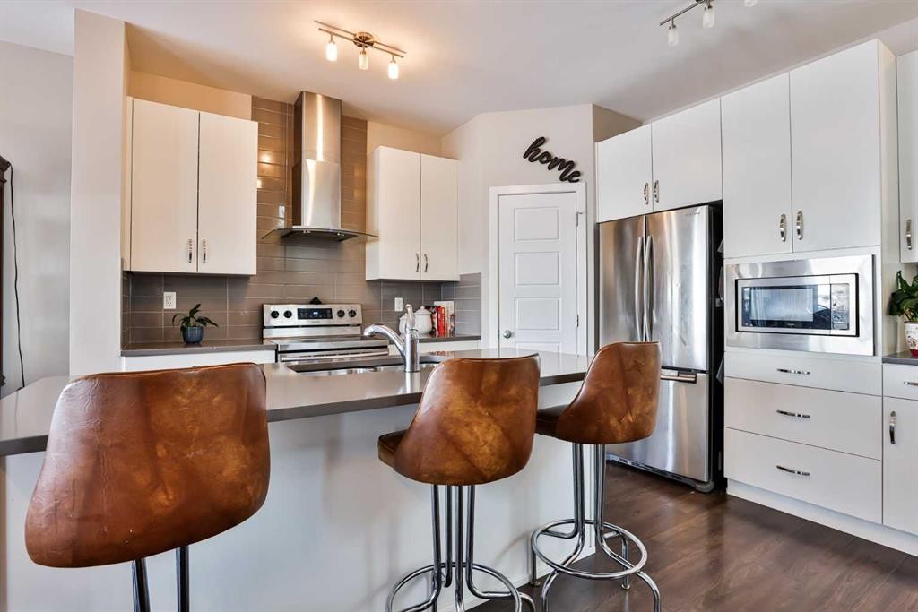 405 Moonlight Way West, Lethbridge, AB - Indoor Photo Showing Kitchen With Upgraded Kitchen