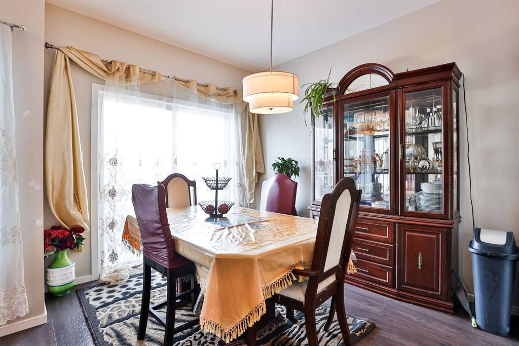 405 Moonlight Way West, Lethbridge, AB - Indoor Photo Showing Dining Room