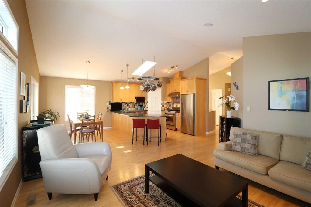 50 Riverbrook Close West, Lethbridge, AB - Indoor Photo Showing Living Room