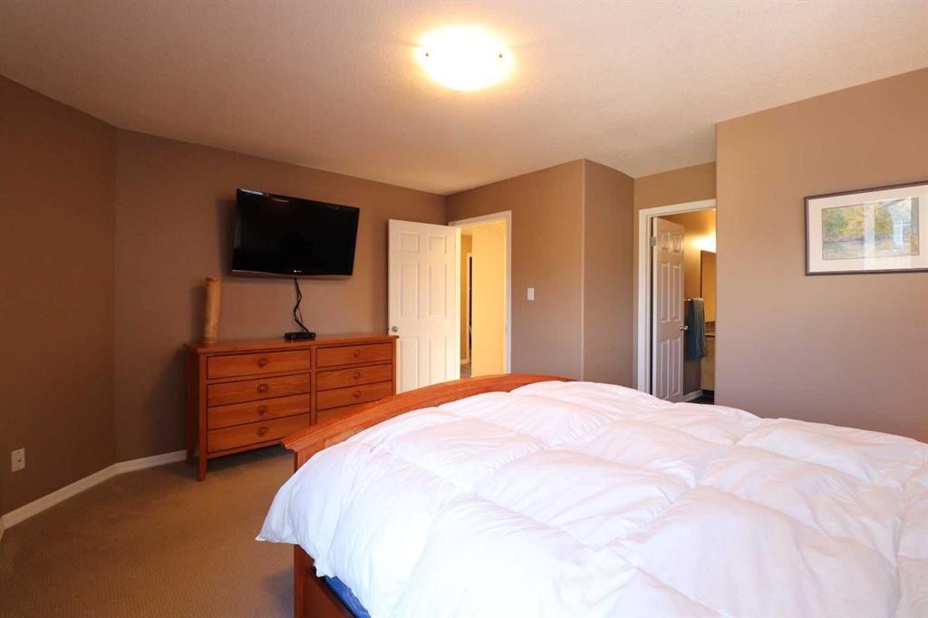 50 Riverbrook Close West, Lethbridge, AB - Indoor Photo Showing Bedroom
