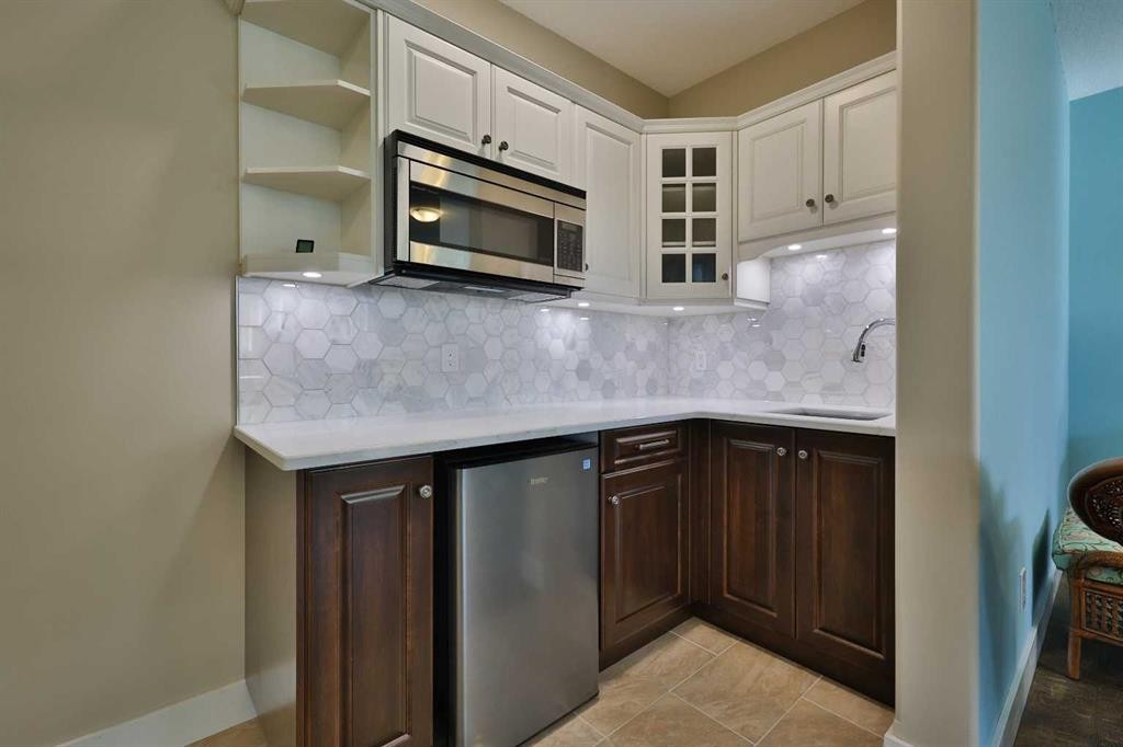 28 Cobblestone Lane, Raymond, AB - Indoor Photo Showing Kitchen