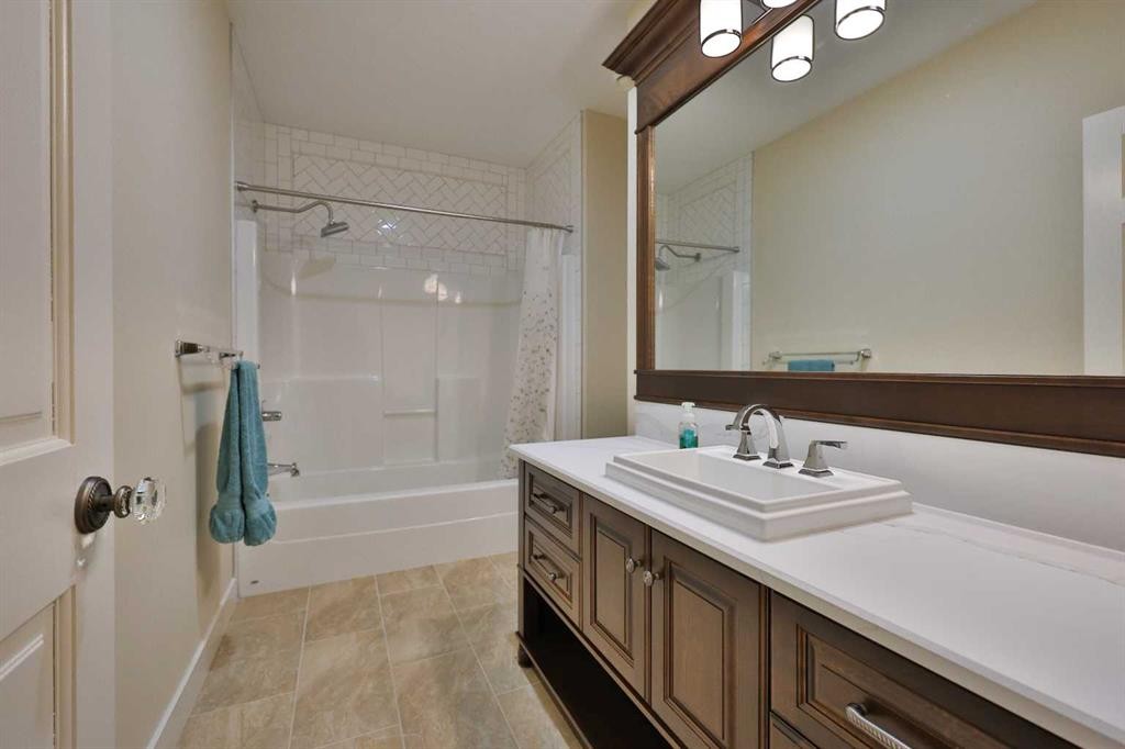 28 Cobblestone Lane, Raymond, AB - Indoor Photo Showing Bathroom
